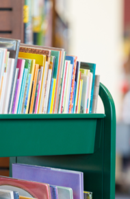 carrello verde pieno di libri